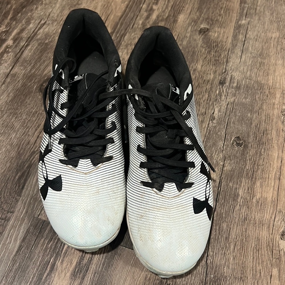 Boys size 6 under armor baseball cleats.